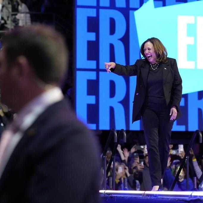 In the campaign's final weeks, Harris is keeping a focus on 'blue wall' states